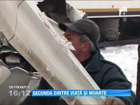 TIR lovit de tren la o trecere de cale ferata. Trei calatori s-au ales cu rani usoare