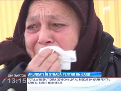 O familie cu cinci copii a ajuns in strada pentru ca nu a avut bani sa-si faca... un gard