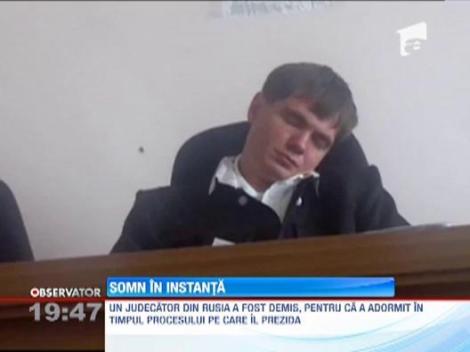 Rusia: Un judecator a fost filmat in timp ce dormea bustean in plin proces