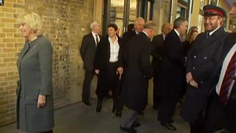 VIDEO: Printul Charles si Camilla au dat masina regala pe transportul subteran! Au fost vazuti in metroul londonez