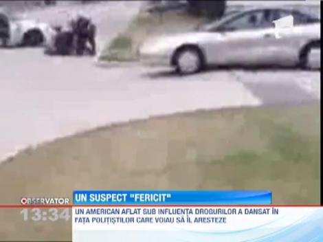 Un american aflat sub influenta drogurilor s-a dat in spectacol in fata politistilor care voiau sa il aresteze