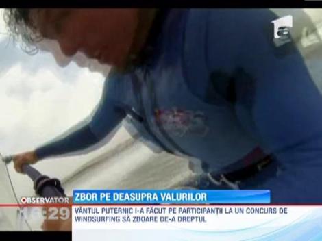 Vantul si valurile i-au pus la grea incercare pe participantii la un campionat de windsurfing, intr-un golf din Irlanda