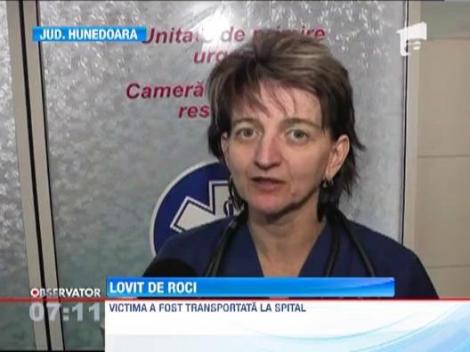 Un TIR a trecut printr-o avalansa de stanci, in Defileul Jiului