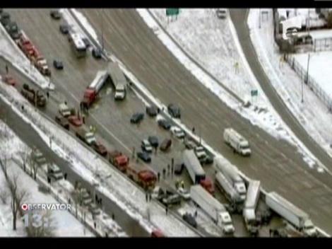 Carambol pe o autostrada din SUA: Zeci de masini s-au ciocnit din cauza poleiului