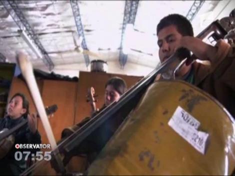 Cativa tineri din Paraguay fac instrumente muzicale din deseuri! 