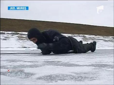Pompierii din Mures au demonstrat cum poate fi salvat un om prins sub gheata unui lac