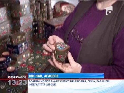Pictura pe mobilier vechi: O pictorita din Alba da viata bucatilor de lemn si le vinde strainilor
