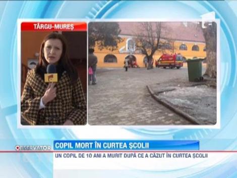 Cluj: Un copil de 10 ani a murit dupa ce a cazut in curtea scolii