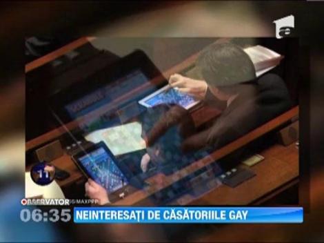 Doi deputati francezi, surprinsi jucand Scrabble in Parlament! Se vota legea privind casatoriile intre homosexuali...