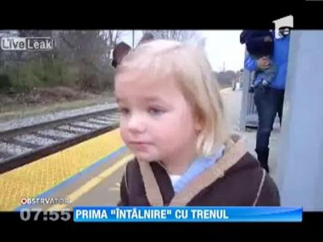 Reactia ULUITOARE a unei fetite care vede un tren pentru prima data!