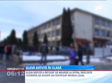 Imagini socante intr-o scoala din judetul Suceava. O eleva a fost batuta cu salbaticie de o colega si de mama acesteia