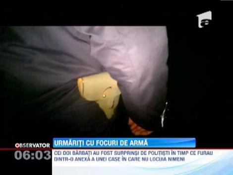 Urmarire cu focuri de arma, in Mehedinti! Politistii au folosit pistoalele ca sa-i opreasca pe doi hoti prinsi in flagrant intr-o gospodarie