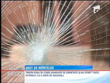 Brasov: Doi tineri aflati in stare de ebrietate au spart cu o bata de baseball geamurile magazinelor din centrul orasului