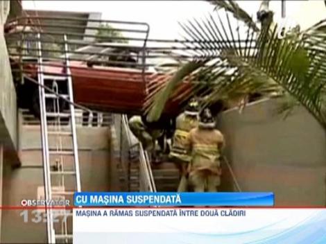A ramas suspendat intre doua cladiri. Cu tot cu masina!