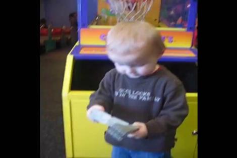 Un bebelus cu talent la baschet! Inscrie la cos din orice pozitie, desi abia merge in picioare 