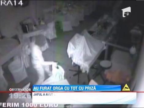 Incepatori in ale hotiei: Au furat o orga si au daramat mobilierul cu cablurile instrumentului
