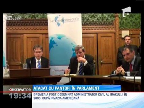 Un diplomat american a fost victima unui atac cu... pantofi!