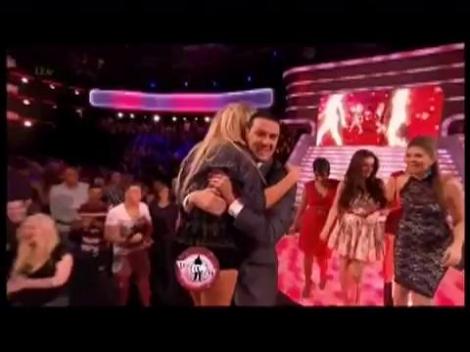 VIDEO: Blonda, la propriu si la figurat! Concurenta unei emisiuni TV s-a rostogolit pe scari