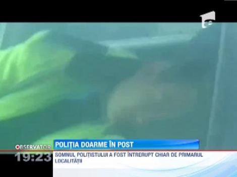 Un politist a fost filmat in timp ce dormea in masina politiei