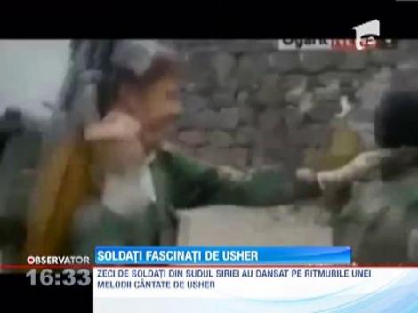 Mai multi soldati sirieni danseaza cu armele in mana pe muzica lui Usher