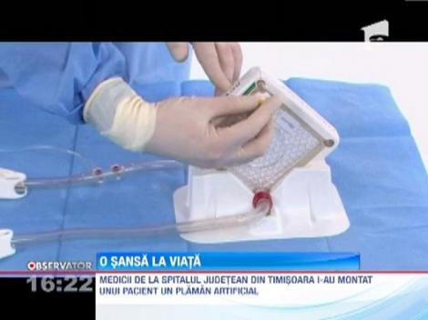 Medicii de la Spitalul Judetean din Timisoara i-au montat unui tanar un plaman artificial