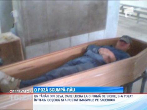 S-a pozat intr-un cosciug si a postat fotografia pe Facebook. La like-uri se astepta, la concediere nu!