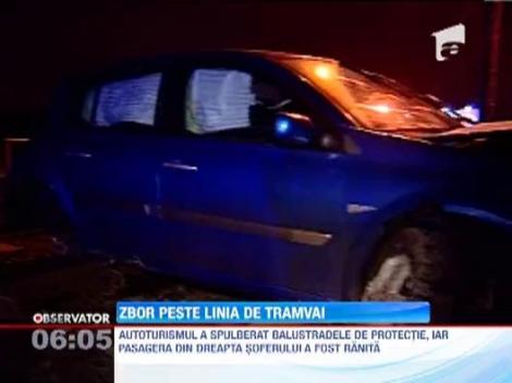 O masina a deparat si a patruns pe linia tramvaiului 41! O tanara a fost ranita