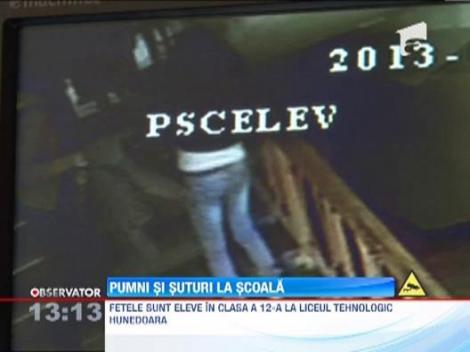 Doua eleve din Hunedoara si-au impartit pumni si picioare pe holurile scolii