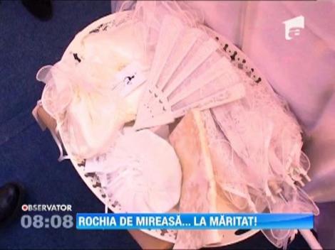 Cateva tinere din Arad vand rochii de mireasa la mana a doua