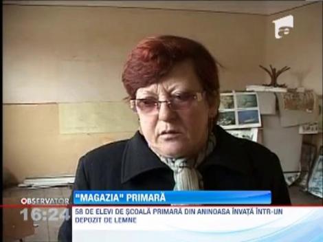 58 de elevi din Aninoasa fac orele intr-un depozit. Institutiile paseaza vina de la una la alta