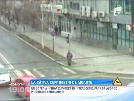 O femeie din Ramnicu Valcea a fost la un pas sa fie spulberata de o masina! Autoturismul lovise inainte o ambulanta