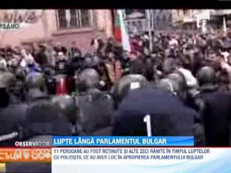 Zeci de bulgari au fost raniti in timpul unor proteste violente in jurul parlamentului
