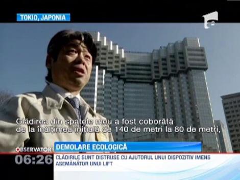 Demolare ecologica. Cladirile sunt distruse cu ajutorul unui dispozitiv imens asemanator unui lift