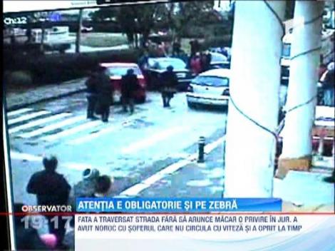 O adolescenta neatenta a fost luata pe capota de o masina