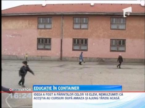 Sibiu: 18 elevi ai unei clase cu predare in limba germana invata intr-un container de 33 de metri