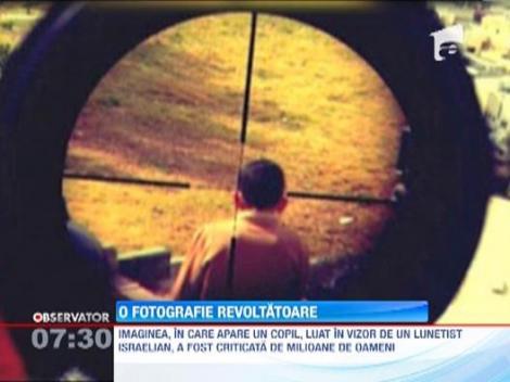 O fotografie in care apare un copil luat in vizor de un lunetist iranian socheaza lumea!