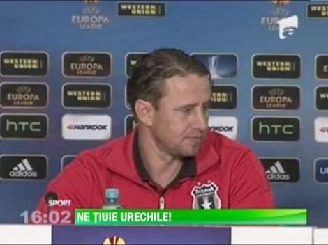Rusescu si Reghe au incercat sa regleze microfoanele la conferinta de presa