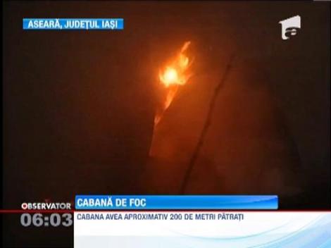 O cabana de lemn din Brasov a fost distrusa de un incendiu puternic