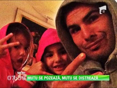 Mutu se pozeaza, Mutu se distreaza
