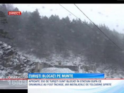 Aproape 350 de turisti sunt blocati in statiuni, dupa ce drumurile au fost inchise de zapada troienita