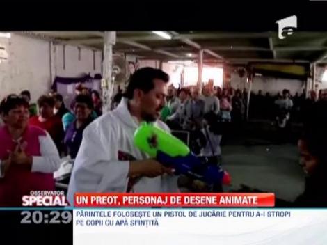 Un preot din Mexic atrage copiii la biserica prin intermediul unei robe imprimate cu super-eroii desenelor animate