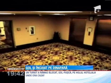Un turist a ramas blocat, gol pusca, pe holul hotelului unde era cazat
