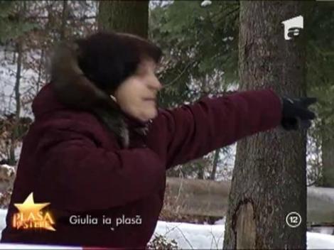 Emotii mari pentru Giulia! S-a intalnit cu ursul, padurarul era cel mai prost tragaci, iar un copac a cazut peste masina ei