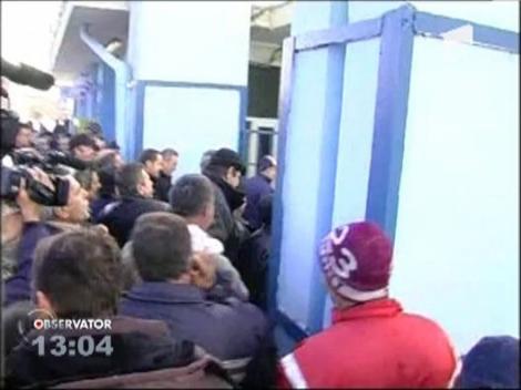 Proteste la Mechel! Peste o suta de fosti angajati au luat cu asalt combinatul