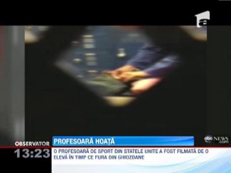 O profesoara de sport din SUA, filmata de o eleva in timp ce fura din ghiozdane