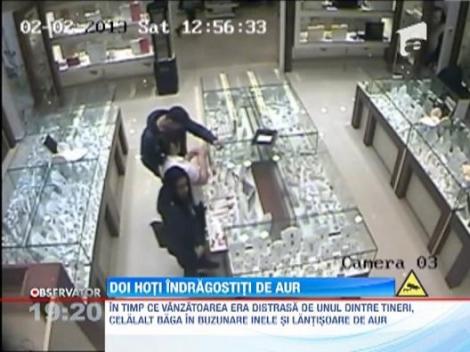 Camerele de supraveghere din Suceava au surprins un cuplu de indragostiti la furat de bijuterii dintr-un magazin