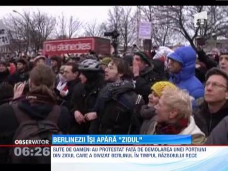 Proteste impotriva demolarii unei portiuni din Zidul Berlinului