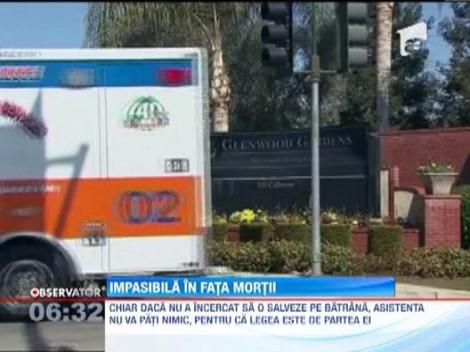 O asistenta de la un azil din SUA a ramas impasibila langa o batrana care se stingea langa ea