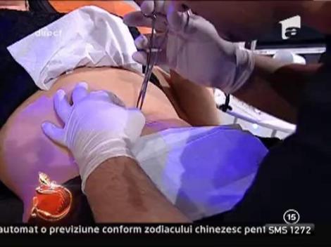 Deea Maxer isi face piercing in direct!