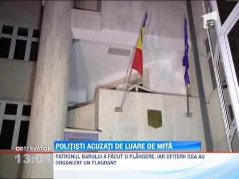 Politisti acuzati de luare de mita